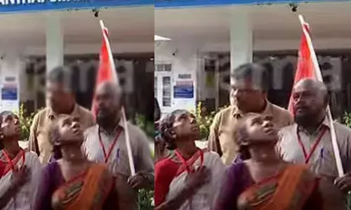 അറിയിപ്പില്ലാതെ ജോലിയില്‍ നിന്നും പിരിച്ചുവിട്ടു; തിരുവനന്തപുരം കോര്‍പറേഷനു മുന്നില്‍ ആത്മഹത്യ ഭീഷണിയുമായി ശുചീകരണ തൊഴിലാളികള്‍