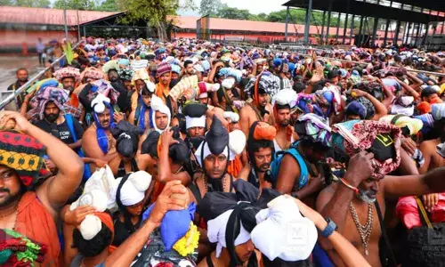 ശബരിമലയില്‍ തീര്‍ത്ഥാടകരുടെ വന്‍ തിരക്ക്; പതിനെട്ടാംപടി കയറാനുള്ള നിര ശരംകുത്തി വരെ നീളുന്നു: മാസപൂജയ്ക്ക് ഇത്രയും തിരക്ക് ആദ്യം