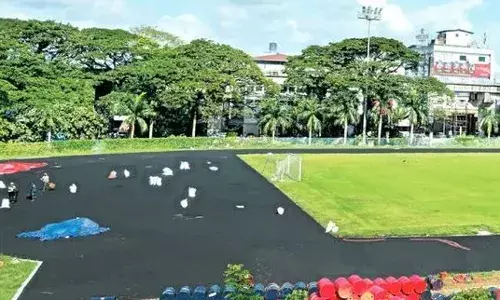 മഴ വെല്ലുവിളിയാകുന്നു; മഹാരാജാസ് കോളേജിലെ സിന്തറ്റിക് ട്രാക്ക് പുനര്‍നിര്‍മാണം ആശങ്കയിൽ; സംസ്ഥാന സ്‌കൂള്‍ ഒളിമ്പിക്‌സ് പ്രതിസന്ധിയിൽ