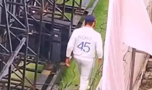 കളി കൈവിട്ടതോടെ വഴിയും കൈവിട്ടു; ഗ്രൗണ്ടിലേക്കുള്ള വഴി മറന്ന് രോഹിത് ശര്‍മ്മ? സോഷ്യല്‍ മീഡിയയില്‍ ചിരി പടര്‍ത്തി വീഡിയോ, വൈറല്‍