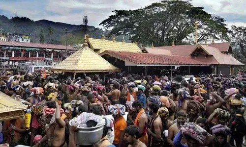 ശബരിമലയിൽ വൻ ഭക്തജനത്തിരക്ക്; മരക്കൂട്ടം വരെ നീണ്ട് ക്യൂ; ദർശനം മൂന്ന് മണിക്കൂർ വർധിപ്പിച്ചു; നിയന്ത്രണങ്ങളോട് സഹകരിക്കണമെന്ന് അധികൃതർ