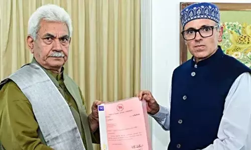 ജമ്മു കശ്മീരിന്റെ സംസ്ഥാനപദവി പുന:സ്ഥാപിക്കണം: സര്‍ക്കാര്‍ പാസാക്കിയ പ്രമേയത്തിന് അംഗീകാരം നല്‍കി ലഫ്റ്റനന്റ് ഗവര്‍ണര്‍; കേന്ദ്രസര്‍ക്കാരുമായി ചര്‍ച്ചയ്ക്ക് ഒമര്‍ അബ്ദുള്ള ഡല്‍ഹിയിലേക്ക്