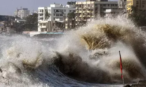 കള്ളക്കടല്‍ സാധ്യത; കേരളത്തിലെ തീരദേശ ജില്ലകളില്‍ ഓറഞ്ച് അലേര്‍ട്ട്; മത്സ്യബന്ധനത്തിനും കടലില്‍ പോകുന്നതിനും വിലക്ക്