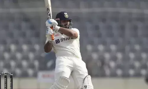 ഇന്ത്യ റെക്കോഡ് തകര്‍ത്ത് പന്ത്; ടെസ്റ്റ് ക്രിക്കറ്റില്‍ അതിവേഗം 2500 റണ്‍സ് നേടുന്ന ഇന്ത്യന്‍ വിക്കറ്റ് കീപ്പര്‍; ധോണിയെ പിന്നിലാക്കി പന്തിന്റെ നേട്ടം