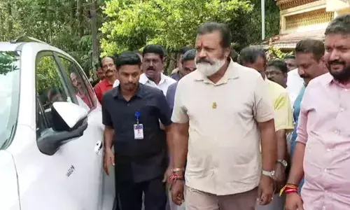 കണ്ണൂരിലെ വിവാദ പെട്രോള്‍ പമ്പുമായി ബന്ധപ്പെട്ട് കേന്ദ്ര അന്വേഷണം നടക്കുന്നുണ്ട്; 25 വര്‍ഷത്തെ എന്‍ഒസികള്‍ പരിശോധിക്കപ്പെടേണ്ടിയിരിക്കുന്നു; നവീന്‍ബാബുവിന്റെ വീട്ടിലെത്തി കുടുംബാംഗങ്ങളെ സന്ദര്‍ശിച്ച് സുരേഷ് ഗോപി