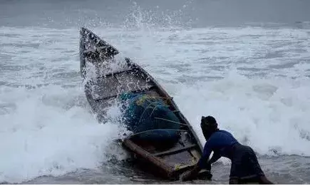 സംസ്ഥാനത്ത് തീരപ്രദേശങ്ങളിൽ ഉയർന്ന തിരമാലക്കും കള്ളക്കടൽ പ്രതിഭാസത്തിനും സാധ്യത; മുന്നറിയിപ്പ് നൽകി അധികൃതർ