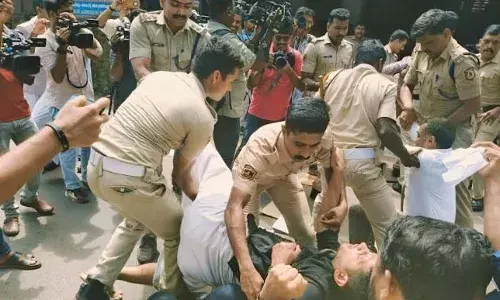 പി പി ദിവ്യയെ അറസ്റ്റ് ചെയ്യണമെന്ന് ആവശ്യപ്പെട്ട് റോഡ് ഉപരോധിച്ചു: യൂത്ത് ലീഗ് പ്രവര്‍ത്തകരെ അറസ്റ്റു ചെയ്തു; കണ്ണൂര്‍ ടൗണ്‍ പോലീസ് സ്റ്റേഷനകത്ത് വാക്കേറ്റവും മുദ്രാവാക്യം വിളിയും