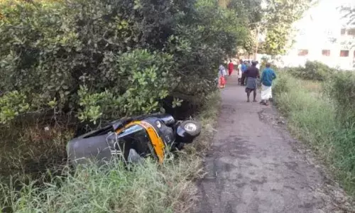 സ്കൂൾ വിദ്യാർത്ഥികളുമായി പോയ ഓട്ടോറിക്ഷ നിയന്ത്രണം വിട്ട് കുഴിയിലേക്ക് മറിഞ്ഞു; മദ്യലഹരിയിലായിരുന്ന ഡ്രൈവർ പോലീസ് പിടിയിൽ