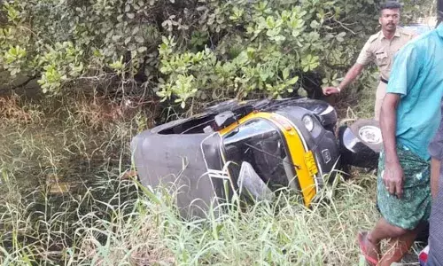 കുട്ടികളുമായി പോയ ഓട്ടോറിക്ഷ റോഡുവക്കത്തെ കുഴിയിലേക്ക് മറിഞ്ഞു; കുട്ടികള്‍ പരുക്കില്ലാതെ രക്ഷപ്പെട്ടു; മദ്യപിച്ച് വാഹനം ഓടിച്ച ഡ്രൈവര്‍ അറസ്റ്റില്‍