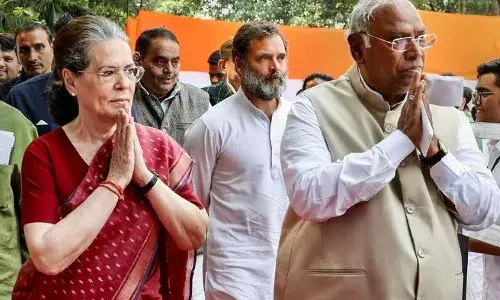 വയനാട് ഉപതെരഞ്ഞെടുപ്പ്; പ്രിയങ്ക ഗാന്ധിയുടെ പത്രിക സമർപ്പണത്തിന് മല്ലികാർജുൻ ഖാർഗെയും സോണിയ ഗാന്ധിയും വയനാട്ടിലെത്തും; റോഡ് ഷോയിൽ ദേശീയ നേതാക്കൾ ഉൾപ്പെടെ വൻ നിര