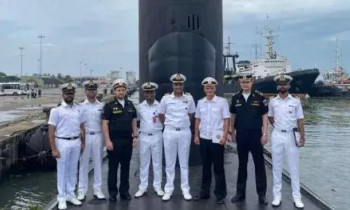 അചഞ്ചലമായ സൗഹൃദം; റഷ്യന്‍ അന്തര്‍വാഹിനി ഉഫ കൊച്ചി തീരത്ത് നങ്കൂരമിട്ടു; വന്‍ സ്വീകരണം നല്‍കി നാവികസേന
