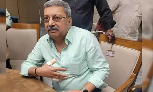 വാക്കേറ്റം, മേശപ്പുറത്ത് ചില്ലുകുപ്പി അടിച്ചുപൊട്ടിക്കല്‍, മുറിവ്, ബാന്‍ഡേജിടല്‍; വഖഫ് ഭേദഗതി ബില്‍ ചര്‍ച്ച ചെയ്യുന്നതിനിടെ ജെ പി സി യോഗത്തില്‍ നാടകീയ രംഗങ്ങള്‍; തൃണമൂല്‍-ബിജെപി എംപിമാര്‍ തമ്മില്‍ പൊരിഞ്ഞ വാക്കുതര്‍ക്കം; കല്യാണ്‍ ബാനര്‍ജിക്ക് കൈക്ക് മുറിവേറ്റു