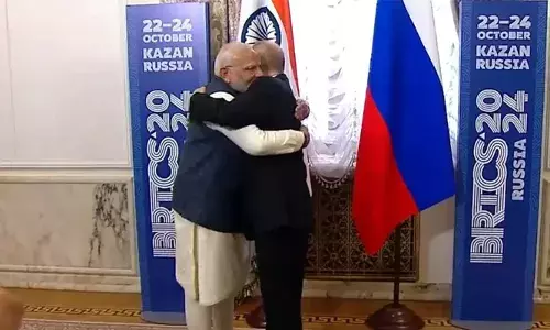 റഷ്യ-യുക്രെയിന്‍ യുദ്ധം അവസാനിപ്പിച്ചുകൂടേ? സംഘര്‍ഷത്തിന് സമാധാനപരമായ പരിഹാരം കണ്ടെത്താന്‍ സഹായിക്കാമെന്ന് ഇന്ത്യ; ബ്രിക്‌സ് ഉച്ചകോടിയോട് അനുബന്ധിച്ച് പുടിനെ നിലപാട് നേരിട്ടറിയിച്ച് മോദി; ആലിംഗനം ചെയ്ത് സ്വീകരിച്ച് റഷ്യന്‍ പ്രസിഡന്റ്
