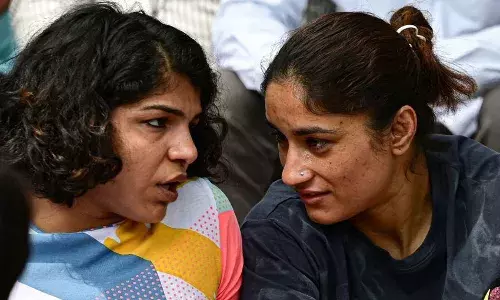 ബ്രിജ് ഭൂഷണെതിരെയുള്ള സമരത്തിന് പിന്നില്‍ മുന്‍ ഗുസ്തി താരവും ബിജെപി നേതാവും വിനേഷിന്റെ കസിനുമായ ബബിത ഫൊഗാട്ട്‌; ബജ്‌റംഗിന്റെയും വിനേഷിന്റെയും മനസില്‍ ദുരാഗ്രഹം നിറച്ചുവെന്നും സാക്ഷി; സഹോദരിമാര്‍ക്ക് വേണ്ടി സംസാരിക്കുന്നത് ദുരാഗ്രഹം ആണെങ്കില്‍ ഞാന്‍ മരിക്കുന്ന വരെ ദുരാഗ്രഹി ആയിരിക്കുമെന്ന്  വിനേഷും; സാക്ഷിയും-വിനേഷും നേര്‍ക്കുനേര്‍