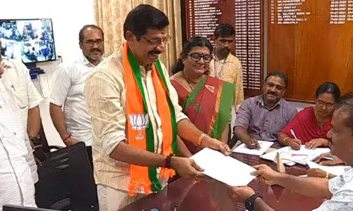 പാലക്കാട് എന്‍ഡിഎ സ്ഥാനാര്‍ത്ഥി സി. കൃഷ്ണകുമാര്‍ നാമനിര്‍ദേശ പത്രിക സമര്‍പ്പിച്ചു; വിവാദങ്ങളല്ല വികസനമാണ് പാലക്കാട്ടുകാര്‍ ആഗ്രഹിക്കുന്നതെന്ന് പ്രതികരണം