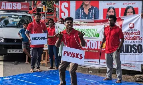 ഭീമമായ ഫീസ് ഏര്പ്പെടുത്തി സാധാരണക്കാരെ ഉന്നത വിദ്യാഭ്യാസ മേഖലയില് നിന്ന് പുറന്തള്ളുന്ന നാലുവര്ഷബിരുദ പരിപാടി പിന്വലിക്കുക - ഡോ. എസ്. അലീന ഭീമമായ ഫീസ് ഏര്പ്പെടുത്തി സാധാരണക്കാരെ ഉന്നത വിദ്യാഭ്യാസ മേഖലയില് നിന്ന് പുറന്തള്ളുന്ന നാലുവര്ഷബിരുദ പരിപാടി പിന്വലിക്കുക - ഡോ. എസ്. അലീന