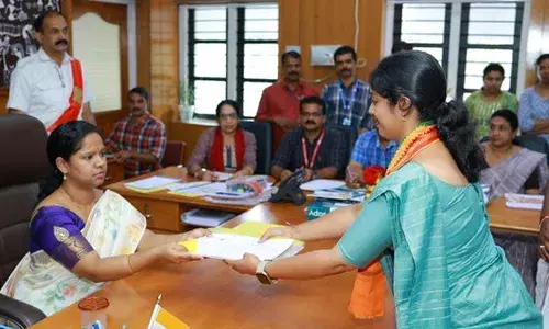 വയനാട്ടില്‍ എന്‍ഡിഎ സ്ഥാനാര്‍ഥി നവ്യ ഹരിദാസ് പത്രിക സമര്‍പ്പിച്ചു; കെട്ടിവയ്ക്കാനുള്ള പണം നല്‍കിയത് ഊരു മൂപ്പനായ പൊലയന്‍ മൂപ്പന്‍; വയനാട്ടില്‍ രണ്ട് എംപിമാരുണ്ടാവുമെന്ന രാഹുലിന്റെ പ്രസംഗം വ്യക്തമാക്കുന്നത് പ്രിയങ്കയുടെ കഴിവുകേടെന്ന് നവ്യ