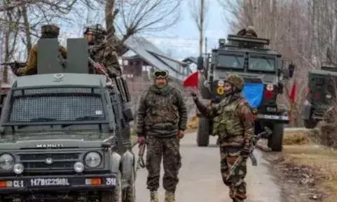 കശ്മീരിൽ സൈനിക വാഹനത്തിന് നേരെ ഭീകരാക്രമണം; രണ്ട്‌ ജവാന്മാർക്ക് വീരമൃത്യു; പ്രദേശത്ത് തിരച്ചിൽ ഊർജിതമാക്കി സൈന്യം; ജാഗ്രത നിർദ്ദേശം