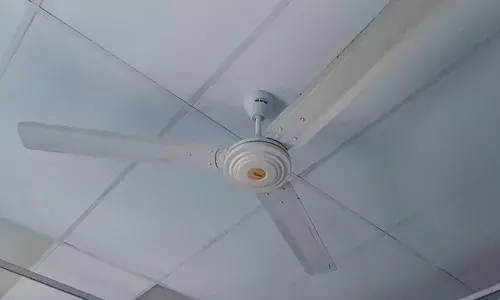 അത്യാഹിതവിഭാഗത്തിലെ സീലിങ് ഫാന്‍ പൊട്ടി വീണു;  പേരൂര്‍ക്കട ജില്ലാ ആശുപത്രിയിലെത്തിയ രോഗിക്കും അമ്മയ്ക്കും പരിക്ക്