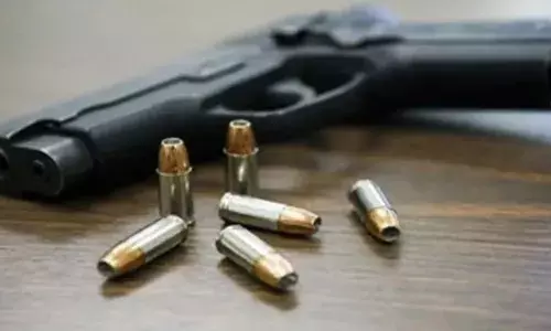 നാടന്‍ തോക്കു മുതല്‍ എകെ 47 വരെ കാണാം; ലോഡ് ചെയ്യുന്നത് എങ്ങനെയെന്നും അറിയാം: കൗതുക കാഴ്ചകളൊരുക്കി ചങ്ങനാശേരി പോലിസ് സ്‌റ്റേഷന്‍