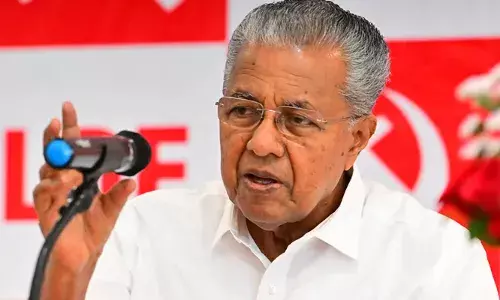 ഒരു നേതാവ് ഗോള്‍വാള്‍ക്കറുടെ ചിത്രത്തിന് മുന്നില്‍ വിളക്ക് വെച്ചു; ഒരു നേതാവ് ആര്‍എസ്എസ് ശാഖയ്ക്ക് സംരക്ഷണം നല്‍കി; കോണ്‍ഗ്രസ് നാല് വോട്ടിന് അവസര വാദ നിലപാടെടുക്കുന്ന പാര്‍ട്ടിയെന്ന് മുഖ്യമന്ത്രി