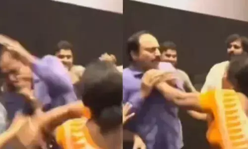 ചെറുതായിട്ട് ഒന്ന് അഭിനയിച്ചതാ..; സിനിമയിൽ നായികയെ കല്ലെടുത്ത് എറിഞ്ഞു; തിയറ്ററിലെത്തിയ വില്ലനെ ഓടിച്ചിട്ട് ഇടിച്ച് സ്ത്രീ; ചിരിയടക്കാൻ പറ്റാതെ ജനങ്ങൾ; ദൃശ്യങ്ങൾ വൈറൽ