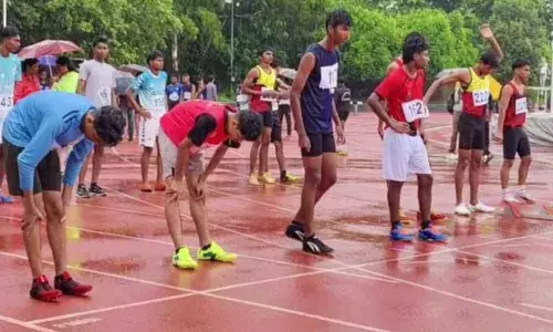 തിരുവനന്തപുരത്ത് കനത്ത മഴയിലും ജില്ലാ സ്കൂൾ കായിക മേള നടത്തി സംഘാടകർ; മത്സരങ്ങൾക്കിടെ കുട്ടികൾ തെന്നി വീണ് പരിക്കുപറ്റി; രക്ഷിതാക്കളും സംഘാടകരും തമ്മിൽ വാക്കുതർക്കം