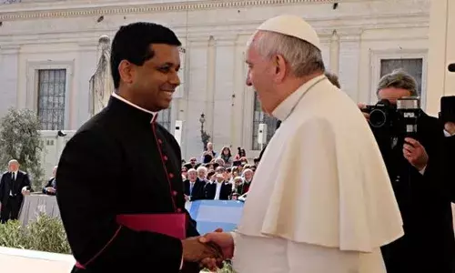 മാർപാപ്പയുടെ വിദേശ അപ്പസ്തോലിക യാത്രകളുടെ മുഖ്യസംഘാടകൻ; ചങ്ങനാശേരി അതിരൂപതയിലെ മോൺ. ജോർജ് ജേക്കബ് കൂവക്കാട് സ്ഥാനിക മെത്രാപ്പൊലീത്തയായി; ഔദ്യോഗികമായി പ്രഖ്യാപിച്ച് ഫ്രാൻസിസ് മാർ‌പാപ്പ