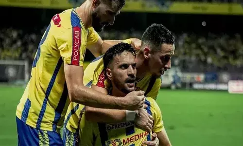 കളിച്ചത് ബ്ലാസ്റ്റേഴ്സും ഗോളടിച്ചത് ബംഗളൂരുവും; സ്വന്തം തട്ടകത്തില്‍ ബ്ലാസ്റ്റേഴ്സിനെ നിശബ്ദരാക്കി ബംഗളുരു; ബംഗളുരു എഫ് സി യുടെ വിജയം ഒന്നിനെതിരെ മൂന്നുഗോളുകള്‍ക്ക്