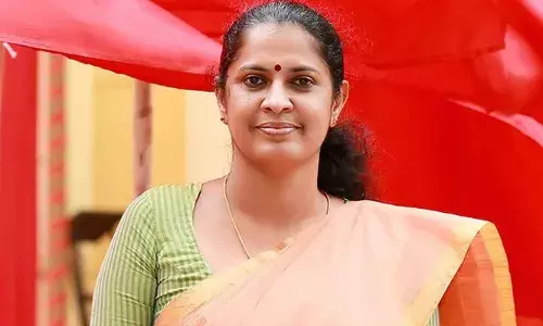 ഇപ്പോള്‍ നടപടി എടുത്താല്‍ മുന്‍കൂര്‍ ജാമ്യ സാധ്യത പൂര്‍ണ്ണമായും അകലുമെന്ന് ദിവ്യയ്ക്ക് വേണ്ടി ചിലര്‍; ചൊവ്വാഴ്ച വരെ കാത്തിരിക്കാന്‍ സിപിഎം; പി പി ദിവ്യയെ തല്‍കാലം തരംതാഴ്ത്തില്ല; വനിതാ നേതാവിന്റെ അഭ്യര്‍ത്ഥന അംഗീകരിച്ച് സംസ്ഥാന സെക്രട്ടറിയേറ്റ്; മുന്‍കൂര്‍ ജാമ്യം കിട്ടിയില്ലെങ്കില്‍ കീഴടങ്ങേണ്ടി വരുമെന്നും അറിയിച്ചു