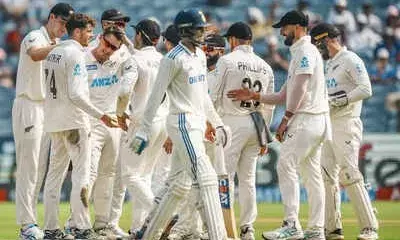 23 വര്‍ഷത്തിന് ശേഷം മറ്റൊരു നാണക്കേടിന്റെ റെക്കോര്‍ഡ് സ്വന്തമാക്കി ഇന്ത്യന്‍ ടീം; സ്വന്തം മണ്ണിലെ ഒരു പരമ്പരയിലെ തുടര്‍ച്ചയായ രണ്ട് ടെസ്റ്റുകളില്‍ ഇന്ത്യന്‍ ക്രിക്കറ്റ് ടീം 100 ലധികം ഒന്നാം ഇന്നിംഗ്‌സ് ലീഡ്; 2001ന് ശേഷം ആദ്യം