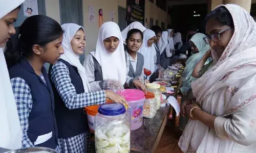 ശാസ്ത്രോത്സവ വേദിയില് ദുരിതബാധിതര്ക്കായി കൈകോര്ത്ത് ഗേള്സ് സ്കൂള് വിദ്യാര്ഥികള് ശാസ്ത്രോത്സവ വേദിയില് ദുരിതബാധിതര്ക്കായി കൈകോര്ത്ത് ഗേള്സ് സ്കൂള് വിദ്യാര്ഥികള്