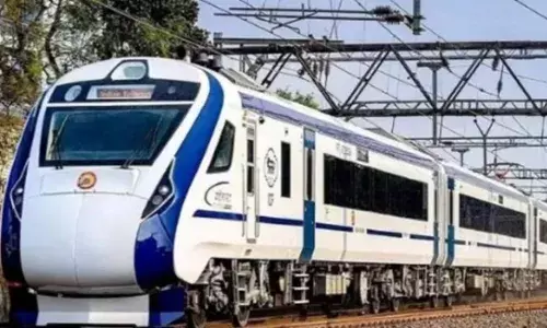 കോണ്‍ക്രീറ്റ് മിക്‌സിംഗ് യന്ത്രമടങ്ങിയ വാഹനം ട്രാക്കിലേക്ക് കയറി; അപകടത്തില്‍ നിന്നും തലനാരിക്ക് രക്ഷപ്പെട്ട് വന്ദേഭാരത് ട്രെയിന്‍