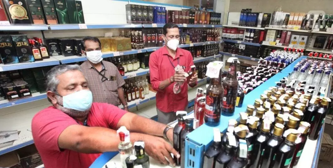 മദ്യക്കുപ്പികളുടെ സുരക്ഷയ്ക്ക് ക്യു.ആര്.കോഡ് നിര്ബന്ധമാക്കാന് ഒരുങ്ങി ബിവറേജസ് കോര്പ്പറേഷന്; ലക്ഷ്യം വ്യാജ മദ്യത്തിന്റെ വിപണനം തടയുക മദ്യക്കുപ്പികളുടെ സുരക്ഷയ്ക്ക് ക്യു.ആര്.കോഡ് നിര്ബന്ധമാക്കാന് ഒരുങ്ങി ബിവറേജസ് കോര്പ്പറേഷന്; ലക്ഷ്യം വ്യാജ മദ്യത്തിന്റെ വിപണനം തടയുക