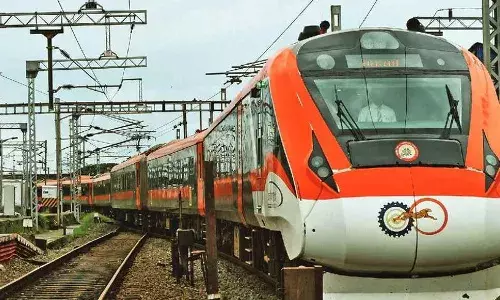 വന്ദേഭാരത് എക്‌സ്പ്രസ് വന്‍ദുരന്തത്തില്‍ നിന്ന് രക്ഷപ്പെട്ടത് തലനാരിഴയ്ക്ക്; ട്രാക്കില്‍ ലോറി, ദുരന്തം ഒഴിവായത് ലോക്കോ പൈലറ്റിന്റെ സമയോചിത ഇടപെടല്‍