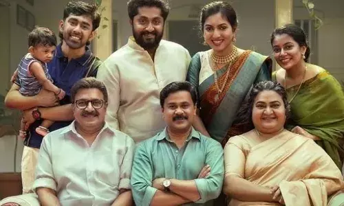 ശക്തമായ തിരിച്ചുവരവിനൊരുങ്ങി ജനപ്രിയ നായകൻ;  പ്രിൻസ് ആന്റ് ഫാമിലി ടൈറ്റിൽ പോസ്റ്റർ പുറത്ത് വിട്ടു; ലിസ്റ്റിന്‍ സ്റ്റീഫൻ നിർമിക്കുന്ന ചിത്രത്തിൽ ദിലീപിനൊപ്പം ധ്യാൻ ശ്രീനിവാസനും; പ്രതീക്ഷയോടെ ആരാധകർ