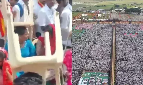 കത്തുന്ന സൂര്യനെ സാക്ഷിയാക്കി വിജയ്യുടെ സമ്മേളനം; തലയില്‍ കസേരയെടുത്തുവെച്ച് പ്രവര്‍ത്തകര്‍; 90-ഓളം പേര്‍ കുഴഞ്ഞുവീണു