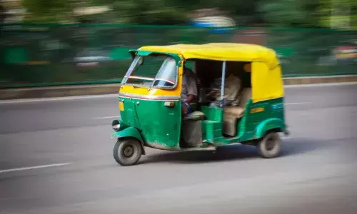 ആവശ്യപ്പെട്ട സ്ഥലത്തേക്ക് പോവാതെ മറ്റൊരു വഴിയിലൂടെ ഓട്ടോ ഓടിച്ച് ഡ്രൈവര്‍; ചാടി രക്ഷപ്പെട്ട പ്ലസ്ടു വിദ്യാര്‍ത്ഥിനിക്ക് പരിക്ക്