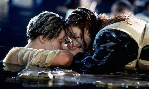 റോസിനെ രക്ഷപ്പെടുത്തിയ ആ വാതില്‍ യഥാര്‍ഥത്തില്‍ ഒരു വാതില്‍ ആയിരുന്നില്ല; അത് സ്റ്റെയര്‍വേയ്സിന്റേ ഒരു പൊട്ടിയ കഷ്ണം മാത്രം: ജാക്കും റോസും രക്ഷതേടിയ ആ തടികഷ്ണത്തിന്റെ ചുരുള്‍ അഴിയുന്നു: വെളിപ്പെടുത്തലുമായി കെയ്റ്റ്