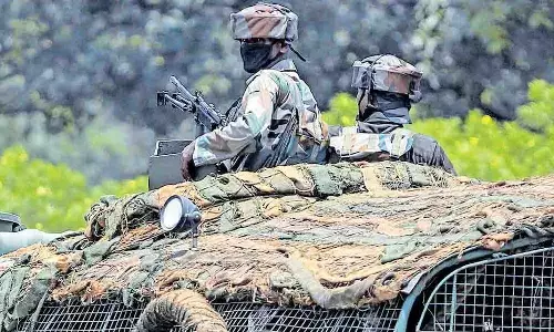 ജമ്മു കശ്മീരില്‍ വീണ്ടും ഭീകരാക്രമണം; കരസേനയുടെ വാഹനത്തിനുനേരെ ഭീകരര്‍ വെടിയുതിര്‍ത്തത് 15 റൗണ്ട്: ഒരു ഭീകരനെ വധിച്ചു