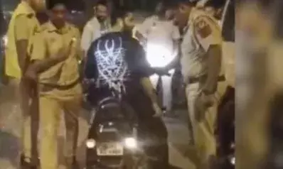 ബുള്ളറ്റിൽ സൈലൻസർ ഘടിപ്പിച്ച് വലിയ ശബ്ദമുണ്ടാക്കി കറക്കം; ചോദ്യം ചെയ്ത് പോലീസ്; പിന്നാലെ യുവാവ് പിതാവിനെ വിളിച്ചുവരുത്തി; പോലീസിനെ ആക്രമിച്ചു; സംഭവം ഡൽഹിയിൽ