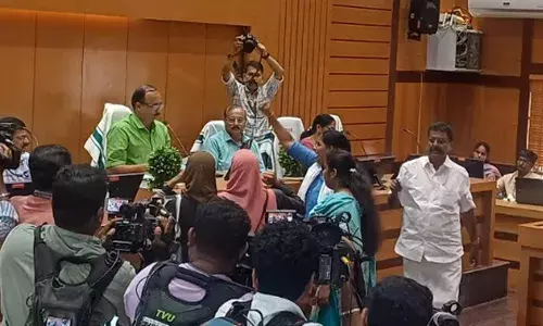 പി പി ദിവ്യയെ അറസ്റ്റ് ചെയ്യണമെന്ന് ആവശ്യപ്പെട്ട് പ്രമേയം; കൊലയാളി ദിവ്യ രാജി വെക്കണമെന്നും മുദ്രാവാക്യം വിളികള്‍; കണ്ണൂര്‍ ജില്ലാ പഞ്ചായത്ത് യോഗം പ്രതിപക്ഷ ബഹളത്തെ തുടര്‍ന്ന് നിര്‍ത്തിവെച്ചു