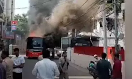 ചിറ്റൂരിൽ കെഎസ്ആർടിസി ലോ ഫ്ലോർ ബസിന് തീപിടിച്ചു; ബസിന്റെ പിന്‍ഭാഗം പൂര്‍ണമായും കത്തിനശിച്ചു; ഒഴിവായത് വൻ ദുരന്തം