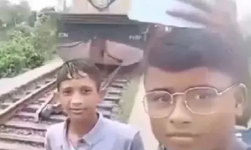 അമിതാവേശം ആപത്ത്..!; ട്രെയിന് മുന്നിൽ നിന്ന് റീൽ എടുക്കാൻ ശ്രമം; പാഞ്ഞ് വന്ന ട്രെയിൻ ഇടിച്ചുതെറിപ്പിച്ചു; 16 കാരന് ദാരുണാന്ത്യം