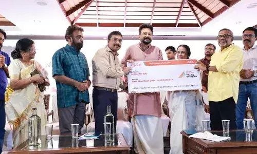 പത്മരാജന് അവാര്ഡുകള് സമ്മാനിച്ചു; എയര് ഇന്ത്യ എക്സ്പ്രസ് ടെയില്സ് ഓഫ് ഇന്ത്യഅവാര്ഡ് എം.പി. ലിപിന് രാജിന്റെ മാര്ഗരീറ്റ എന്ന നോവലിന് പത്മരാജന് അവാര്ഡുകള് സമ്മാനിച്ചു; എയര് ഇന്ത്യ എക്സ്പ്രസ് ടെയില്സ് ഓഫ് ഇന്ത്യഅവാര്ഡ് എം.പി. ലിപിന് രാജിന്റെ മാര്ഗരീറ്റ എന്ന നോവലിന്