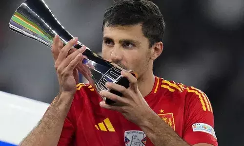 മെസ്സിയും റൊണാള്‍ഡോയും ഇല്ലാത്ത അന്തിമ പട്ടിക; ഒടുവില്‍ ബാലണ്‍ ദ്യോറില്‍ മുത്തമിട്ട് സ്പാനിഷ് താരം റോഡ്രി; നേട്ടം വിനീഷ്യസ് ജൂനിയറിനെ പിന്നിലാക്കി: വനിതാ ബാലണ്‍ ദ്യോര്‍ രണ്ടാം തവണയും സ്പാനിഷുകാരി എയ്റ്റാന ബോണ്‍മാറ്റിന്