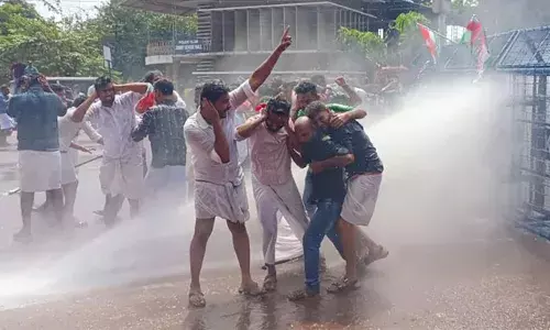 ദിവ്യയുടെ അറസ്റ്റിനായി പ്രതിഷേധം; കണ്ണൂരില്‍ യൂത്ത് കോണ്‍ഗ്രസ് മാര്‍ച്ചില്‍ സംഘര്‍ഷം: പൊലിസ് ജലപീരങ്കി പ്രയോഗിച്ചു