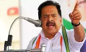 നീതി നിര്‍വഹണമാണ് പോലീസിന്റെ ഉത്തരവാദിത്തം; അല്ലാതെ എകെജി സെന്ററില്‍ നിന്നുള്ള ഉത്തരവുകള്‍ അനുസരിക്കലല്ല; ദിവ്യയെ അറസ്റ്റ് ചെയ്യുന്ന കാര്യത്തില്‍ പോലീസും സര്‍ക്കാരും ഒളിച്ചുകളി അവസാനിപ്പിക്കണമെന്ന് രമേശ് ചെന്നിത്തല