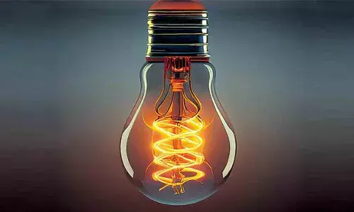 ഉപതിരഞ്ഞെടുപ്പ് തുണയായി മാറി; വൈദ്യുതി നിരക്ക് വര്‍ധന ഉടനില്ല; നിലവിലെ താരിഫ് ഒരുമാസം കൂടി തുടരുമെന്ന് റഗുലേറ്ററി കമ്മിഷന്‍