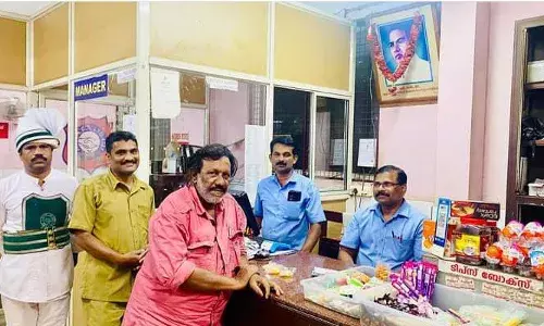 ഗണപതിയുടെ ഫോട്ടോ ഇല്ലാത്ത ഭക്ഷണശാല; ഇന്ത്യന്‍ കോഫീ ഹൗസ് എനിക്ക് പ്രിയം; ഭക്ഷണം കഴിക്കാന്‍ കയറിയപ്പോള്‍ എടുത്ത ചിത്രം പങ്കുവച്ച് കുറിപ്പുമായി കവി കുരീപ്പുഴ ശ്രീകുമാര്‍; രൂക്ഷ വിമര്‍ശനം